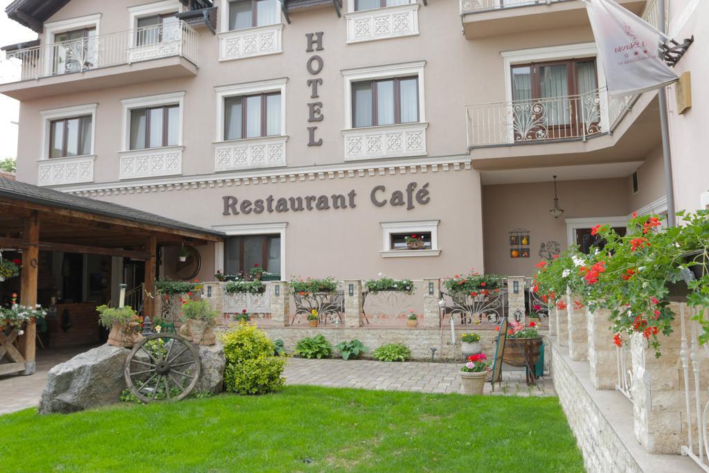Hotel Slavia Salonta Exterior foto